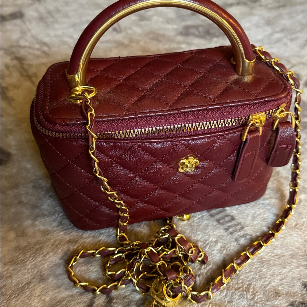 Elegant Burgundy Quilted Handbag - Picture 5 of 5